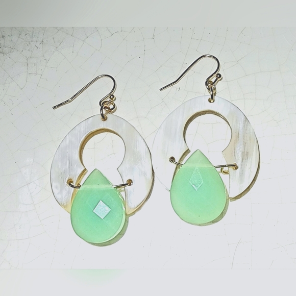 Beautiful abstract buffalo horn green faceted pearlesque teardrop hook earrings - Picture 1 of 7
